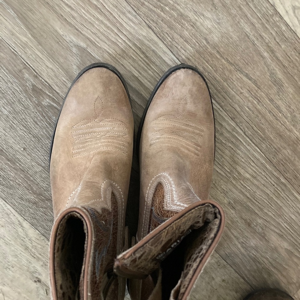 Ariat Womens short boots 6 1/2 B